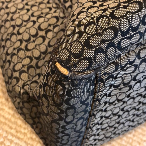 Coach signature C zipper tote in signature canvas - Picture 11 of 11
